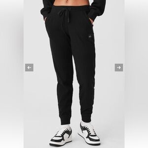 Alo Muse Sweatpant - Black; size Small